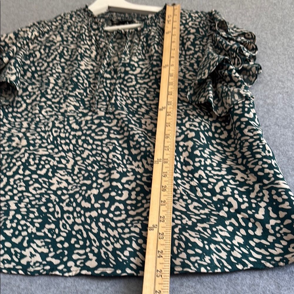 Jessica Simpson Flutter Sleeve Ruffled V-Neck Bohemian Blouse Green/Cream (L) - Picture 9 of 11